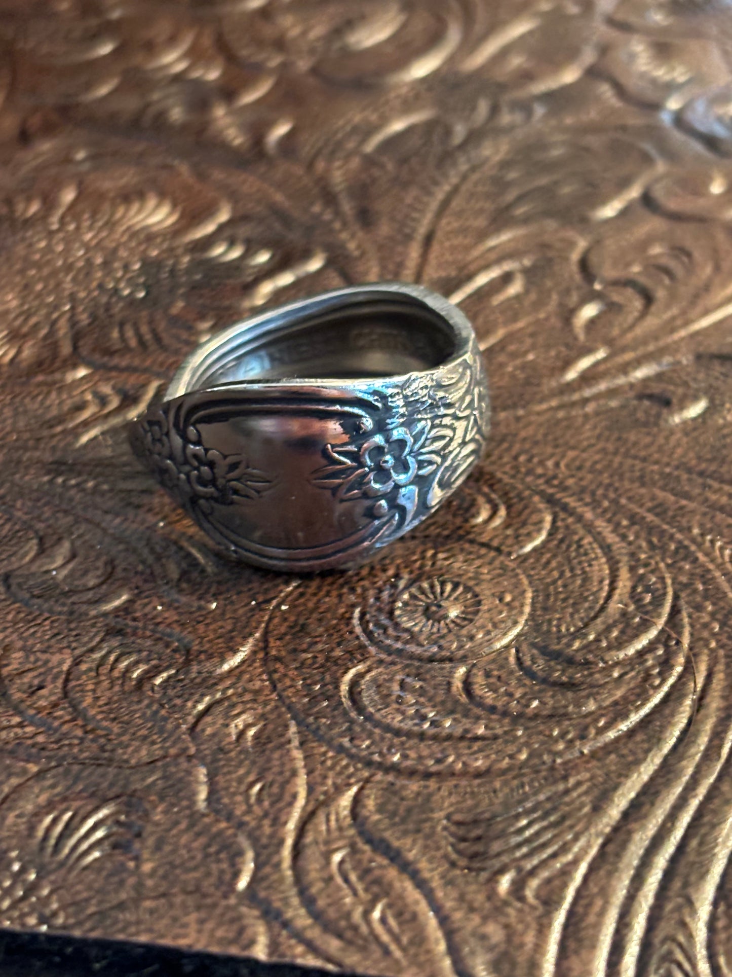 Adjustable spoon ring