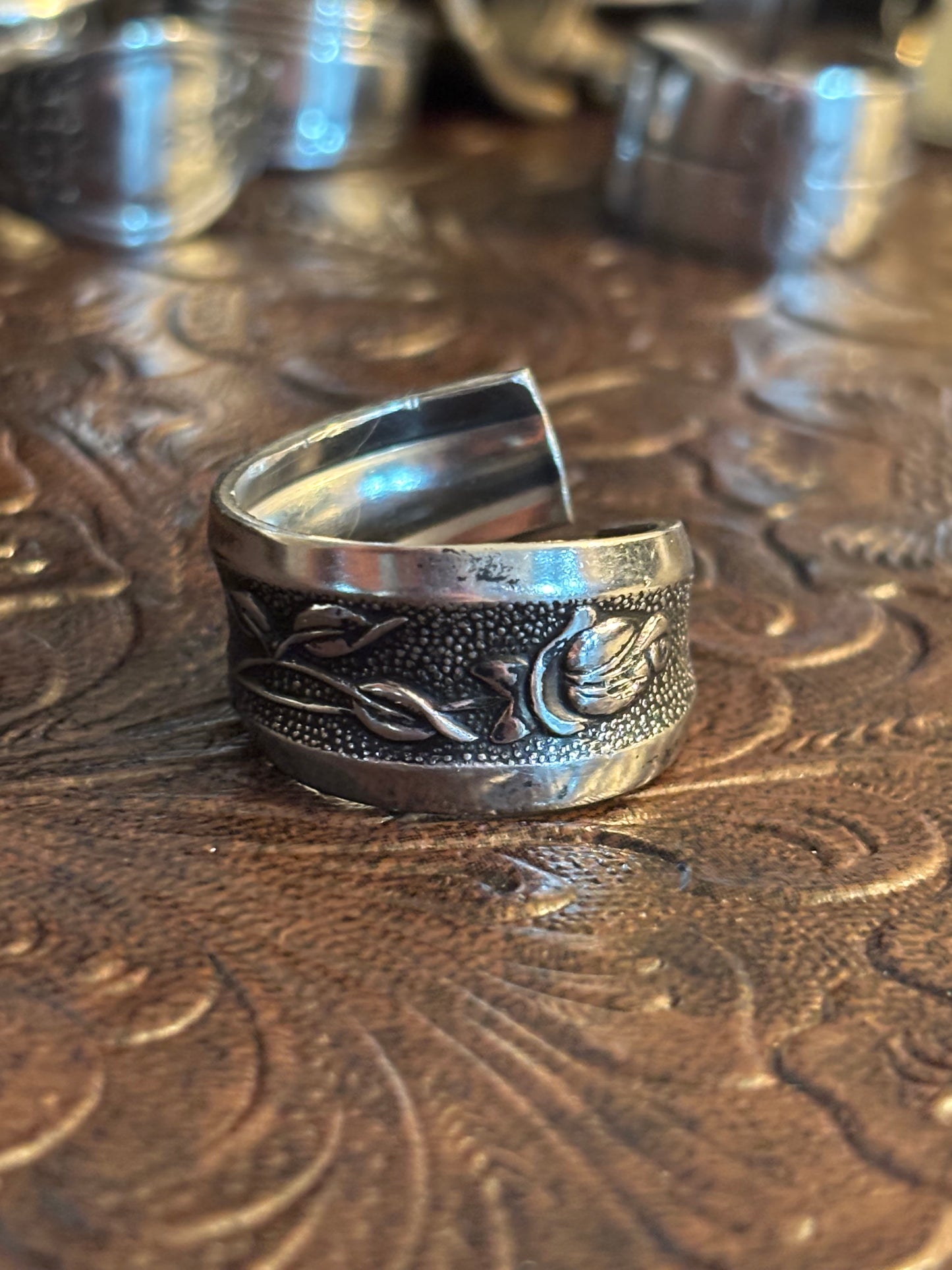 Adjustable spoon ring