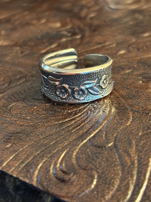 Adjustable spoon rings