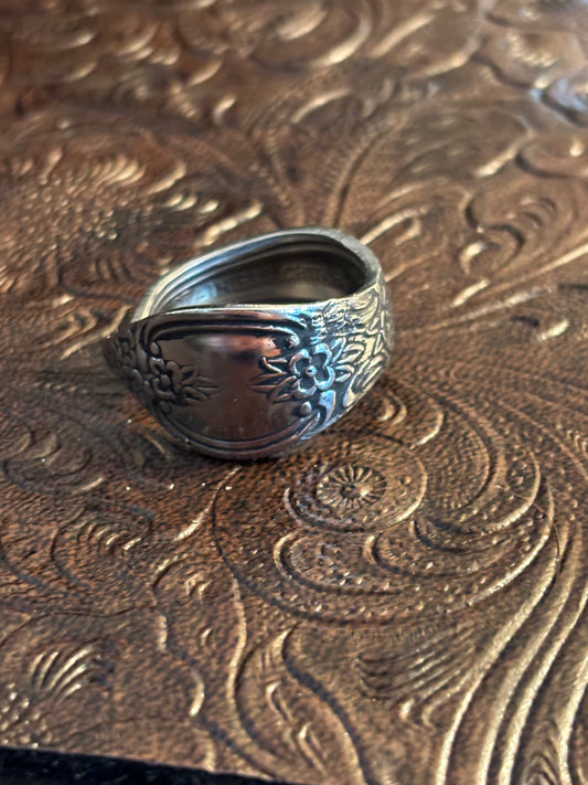 Adjustable spoon ring