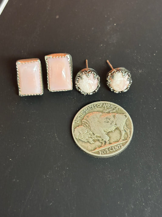 Pink conch, rectangular studs￼